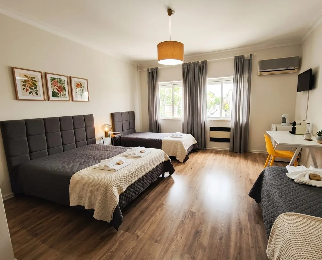 Spacious family room with multiple beds and natural light at Residencial Centro Comercial Avenida Bragashopping
